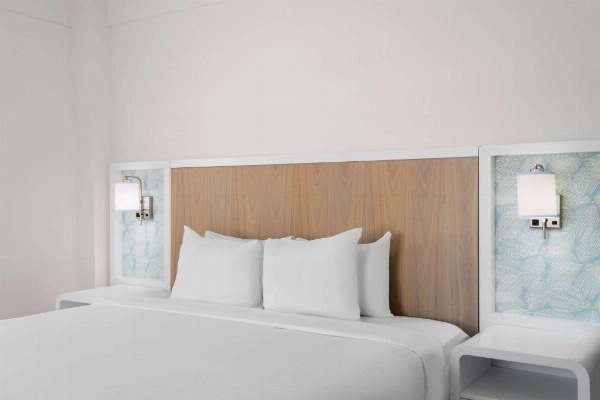 Townhouse Hotel by LuxUrban image 13