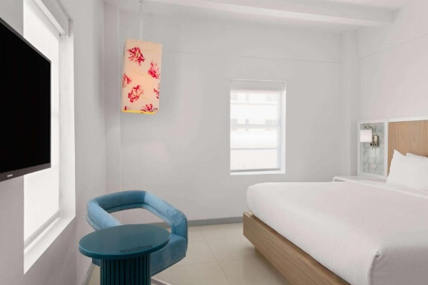 Townhouse Hotel by LuxUrban image 14