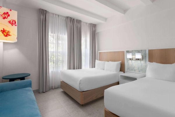 Townhouse Hotel by LuxUrban image 15